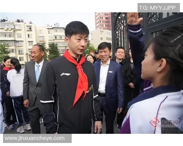 奥运冠军现身校园鼓励孩子坚持梦想